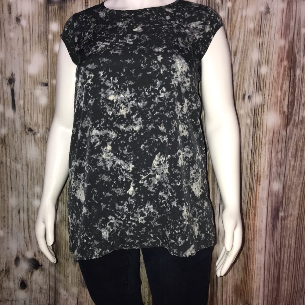 maternity top by Liz Lange size M